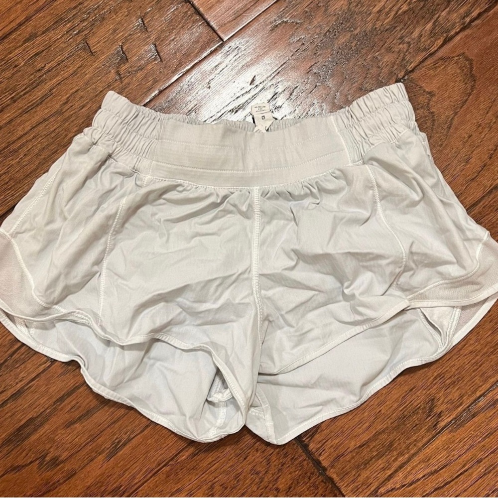 Lululemon White Hotty Hot 2.5 shorts